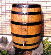 ウィスキーの古樽を再利用して加工した雨水タンク